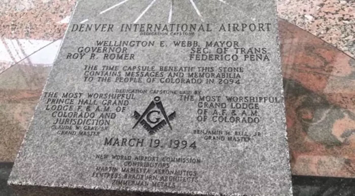 Ada Gambar Simbol Freemasonry di Batu Bandara Denver