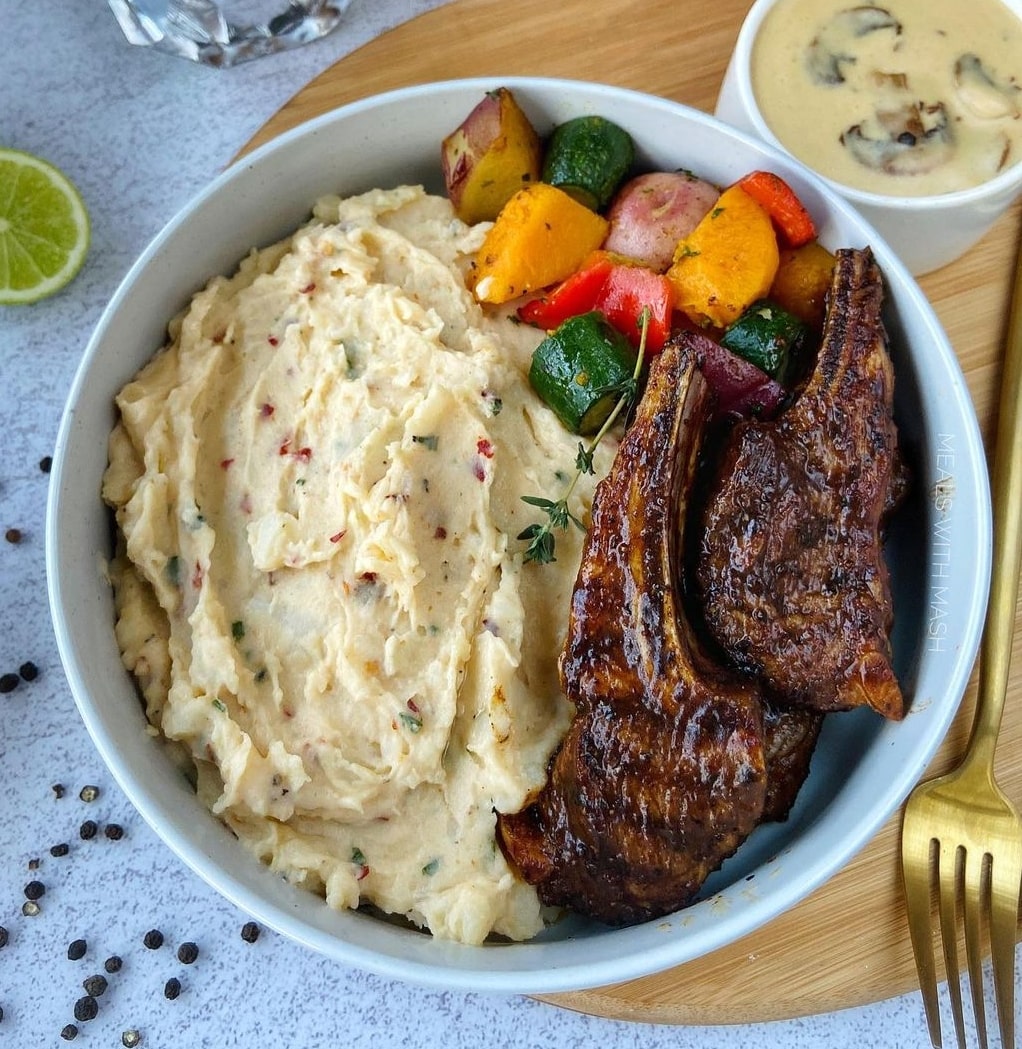 MASHED POTATOES SERVED WITH PAN SEARED LAMB CHOPS , STEAMED VEGGIES AND