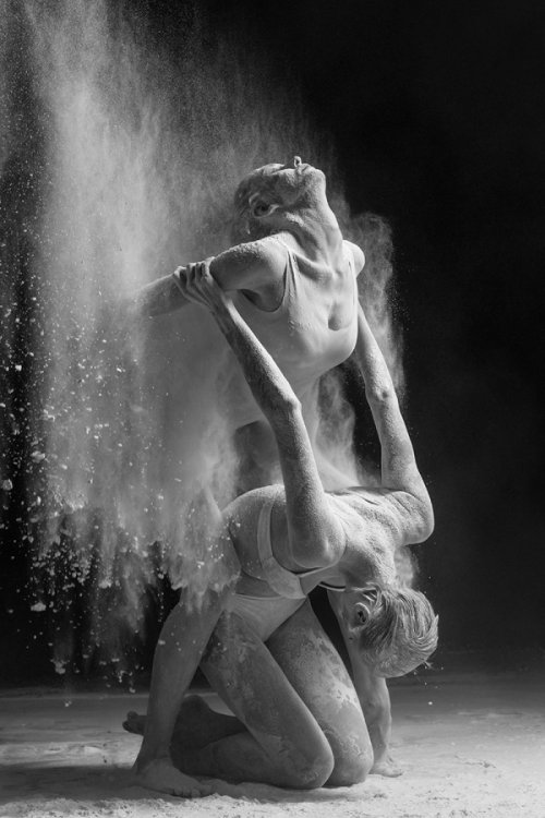As lindas bailarinas dançando e explodindo na fotografia de Alexander Yakovlev Alexander Yakovlev fotografia mulheres dançarinas bailarinas explodindo mirages beleza arte preto e branco