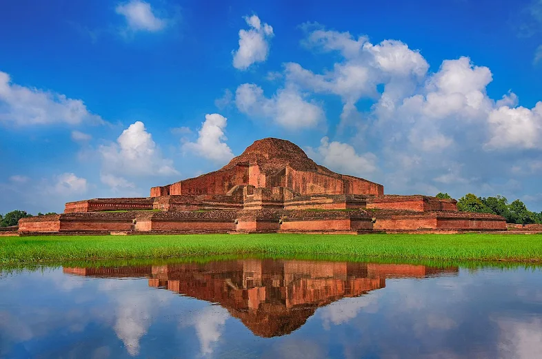 Somapura Mahavihara di Paharpur, Bangladesh.
Vihara ini merupakan vihara Buddha terbesar di Asia Selatan.
Vihara ini didirikan oleh Dharmapala dari Benggala.