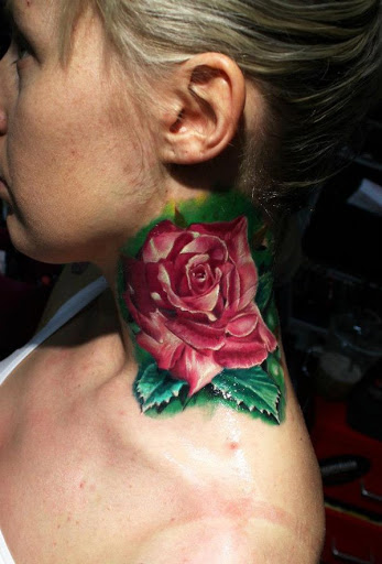 Tatuagem de flor de rosa para as mulheres de pescoço