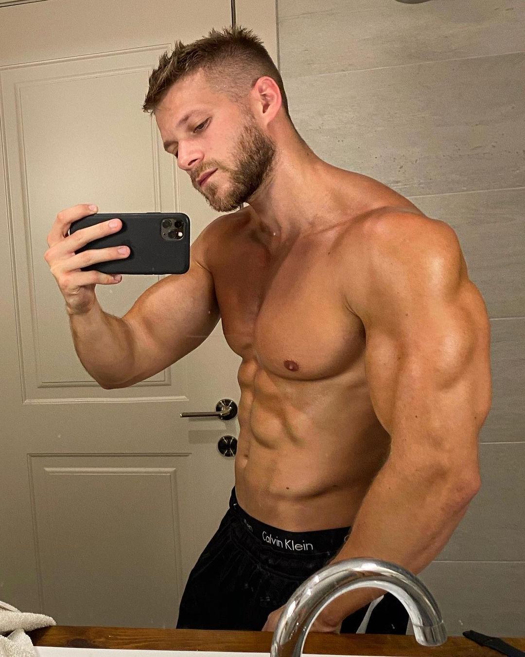 shirtless-sexy-bearded-men-tomer-yaron-fit-muscle-hunk-huge-triceps-selfie