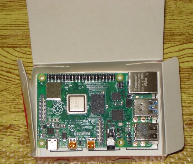 セールで定価以下で買えたRaspberry Pi 4 Model BでRaspbianをようやく