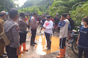 Polda Sulsel turun tangan membantu korban banjir serta tanah longsor yang terjadi  di wilayah Kecamatan Walenrang