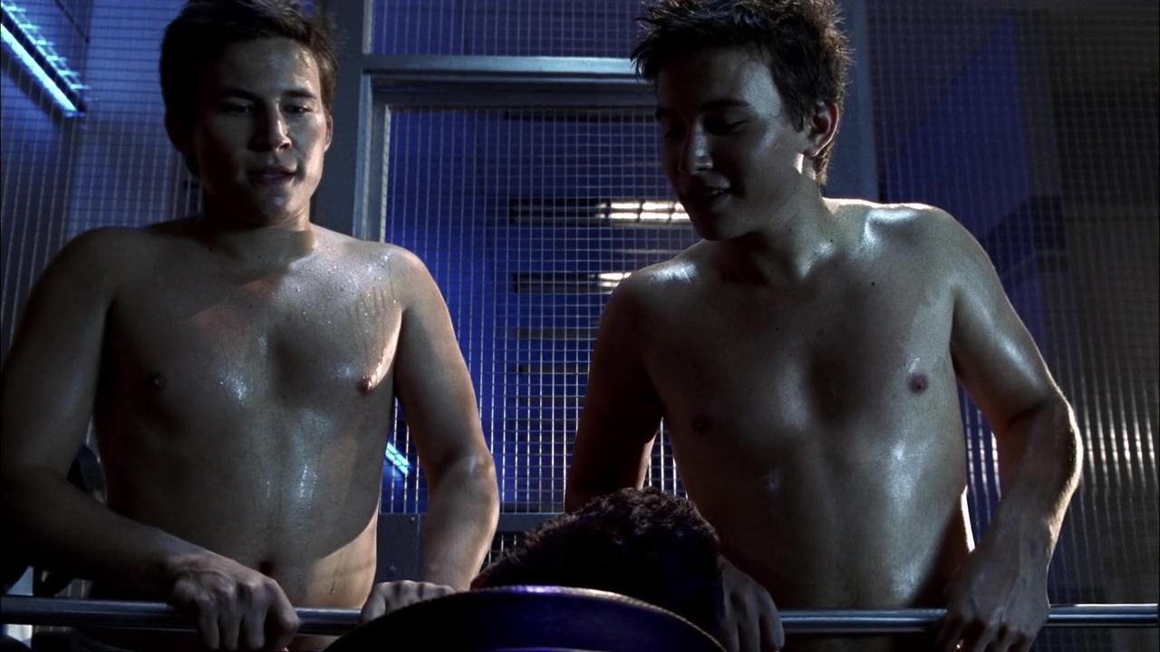 Jonathan Taylor Thomas and Jesse Metcalfe shirtless in Smallville 3-09 &quo...