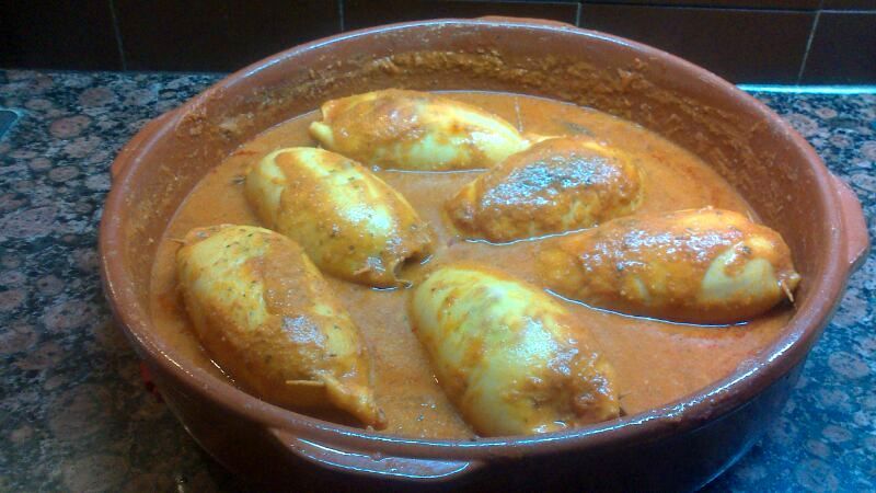 Cazuela de calamares rellenos con salsa.