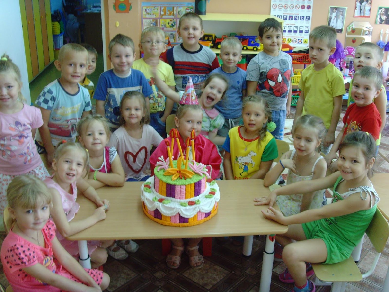 плакат. с днём рождения детский сад поздравления. поздравляем именинников в детском саду. стенд поздравляем в детском саду. стенд с днем рождения в детском саду.