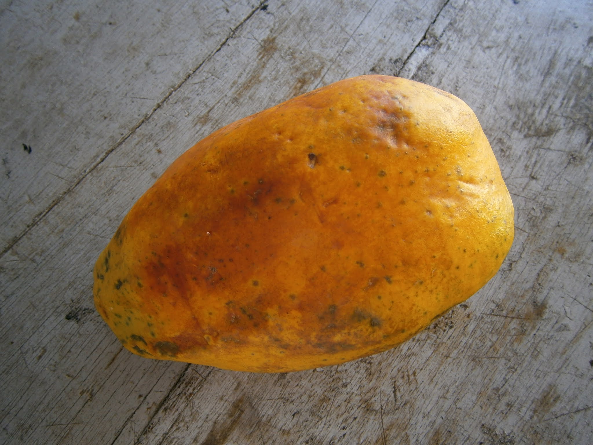 Papaya fresca puesto sobre una mesa de madera