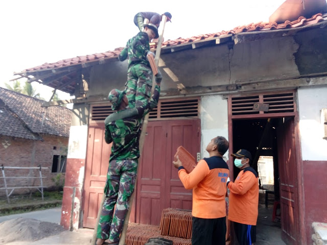 Genteng Rumah Bu Slamet Mulai Dipasang Satgas TMMD Reg Kodim Klaten