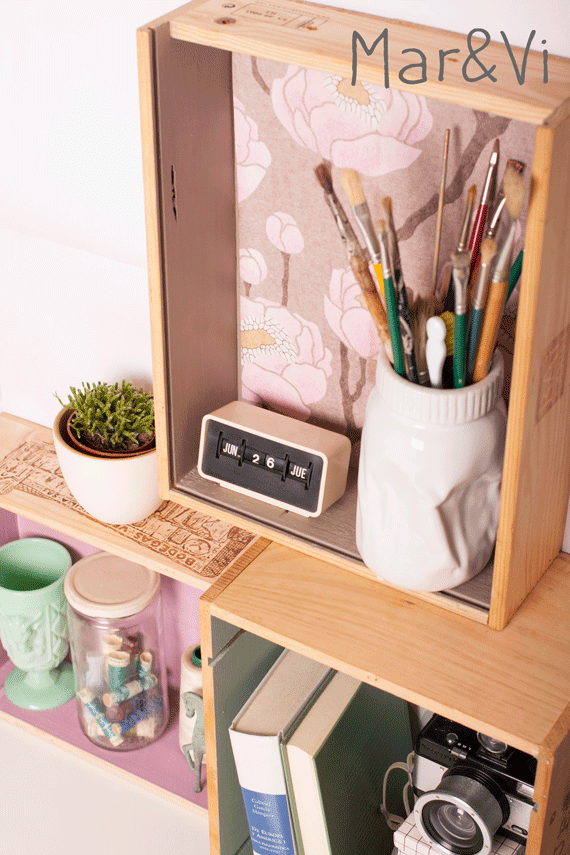 estantería hecha con cajas de vino