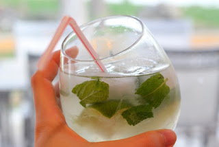 verre de virgin mojito sans alcool avec paille dans les mains