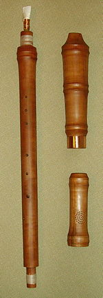 cornamusa (del francés cornemuse, formada de corne cuerno y muse, divertirse o vagar)