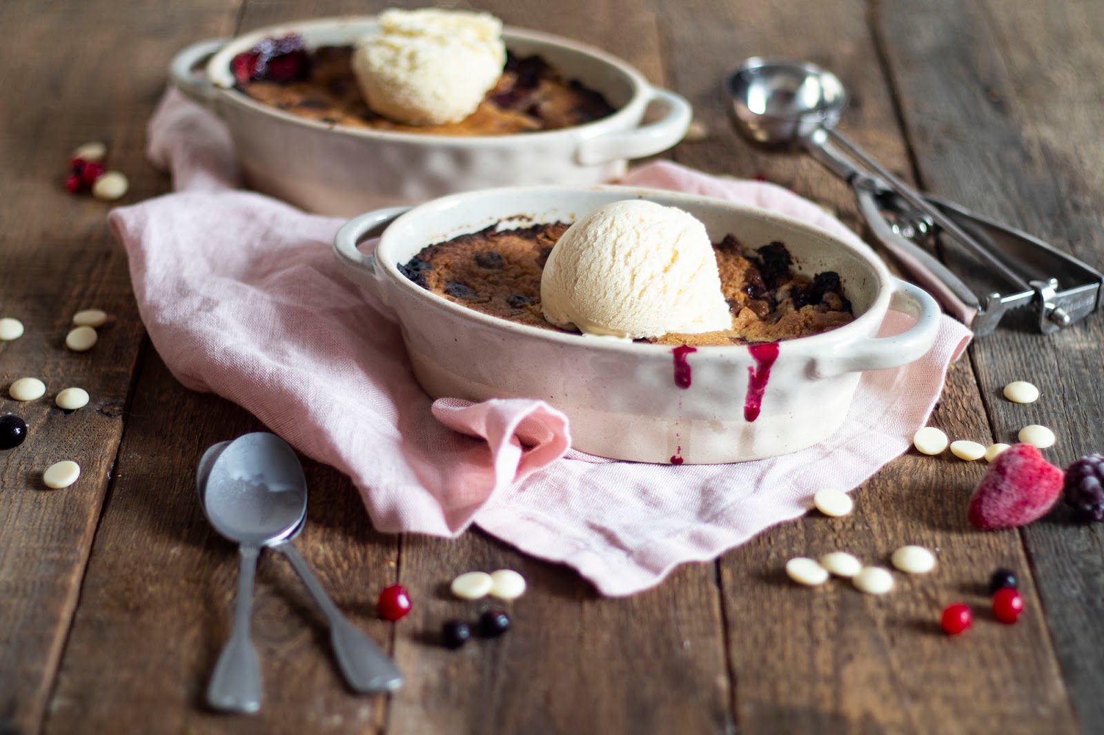 Délicieuse recette de crumble aux fruits rouges et au chocolat blanc. Parfait avec une boule de glace vanille !