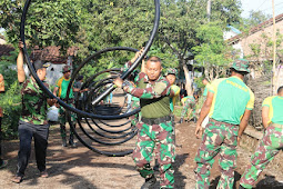 BHAKTI KAMI UNTUK RAKYAT YANG TERCINTA, PRAJURIT YONIF RAIDER 514 KOSTRAD MELAKSANAKAN KARYA BHAKTI BERSAMA MASYARAKAT