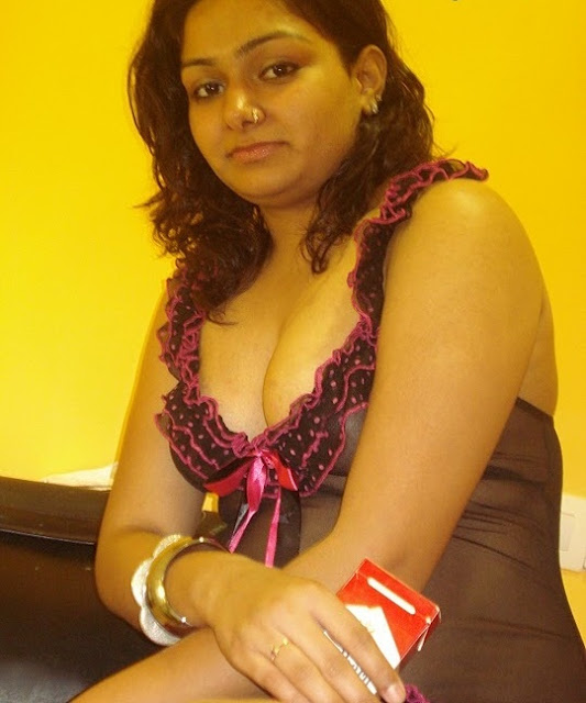 Hot Sexy NRI Aunty Bhabhi Housewife Pi