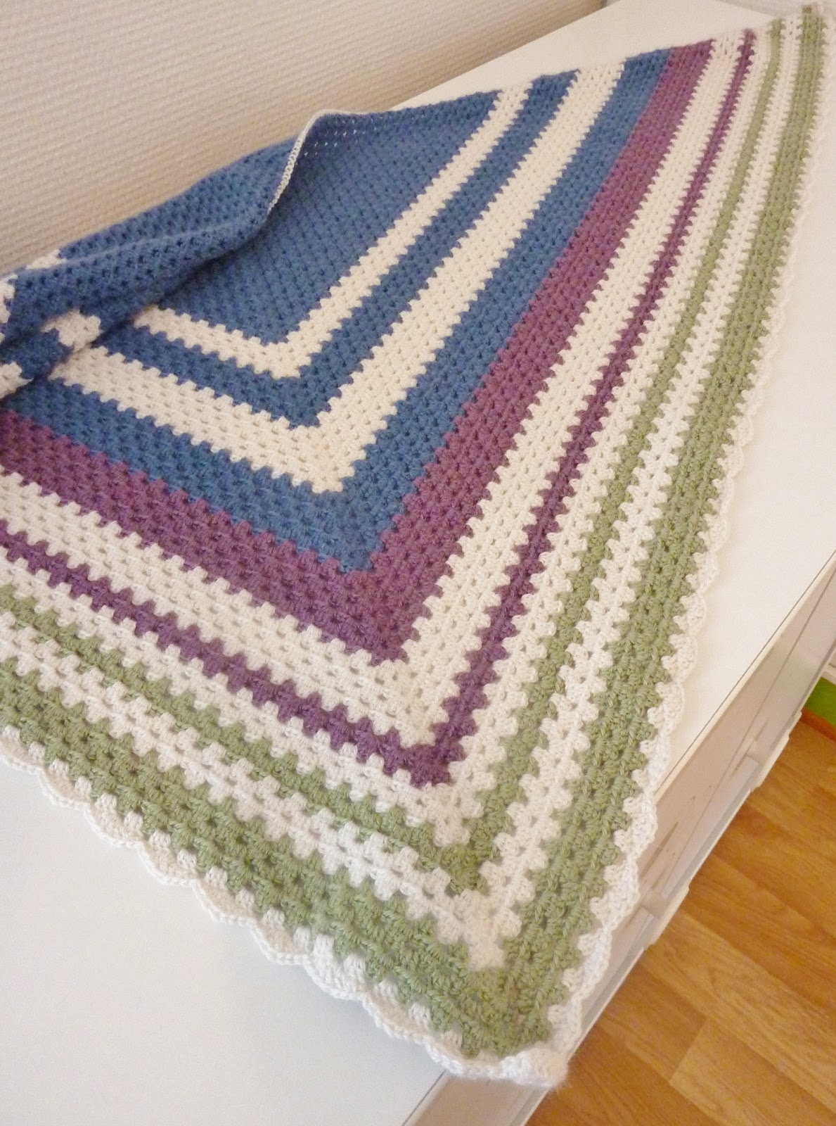 le Crochet de Pandore Châle Half Granny Square