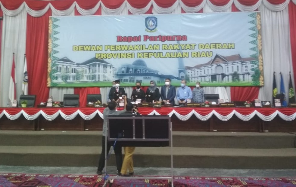 Ini Laporan Akhir Fraksi-Fraksi DPRD Provinsi Kepri Tentang Ranperda APBD Tahun 2021 Ini Laporan Akhir Fraksi-Fraksi DPRD Provinsi Kepri Tentang Ranperda APBD Tahun 2021