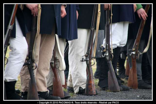 fusils au pieds des soldats à la Revue des troupes lors de la reconstitution du siège de la ville de Rocroi