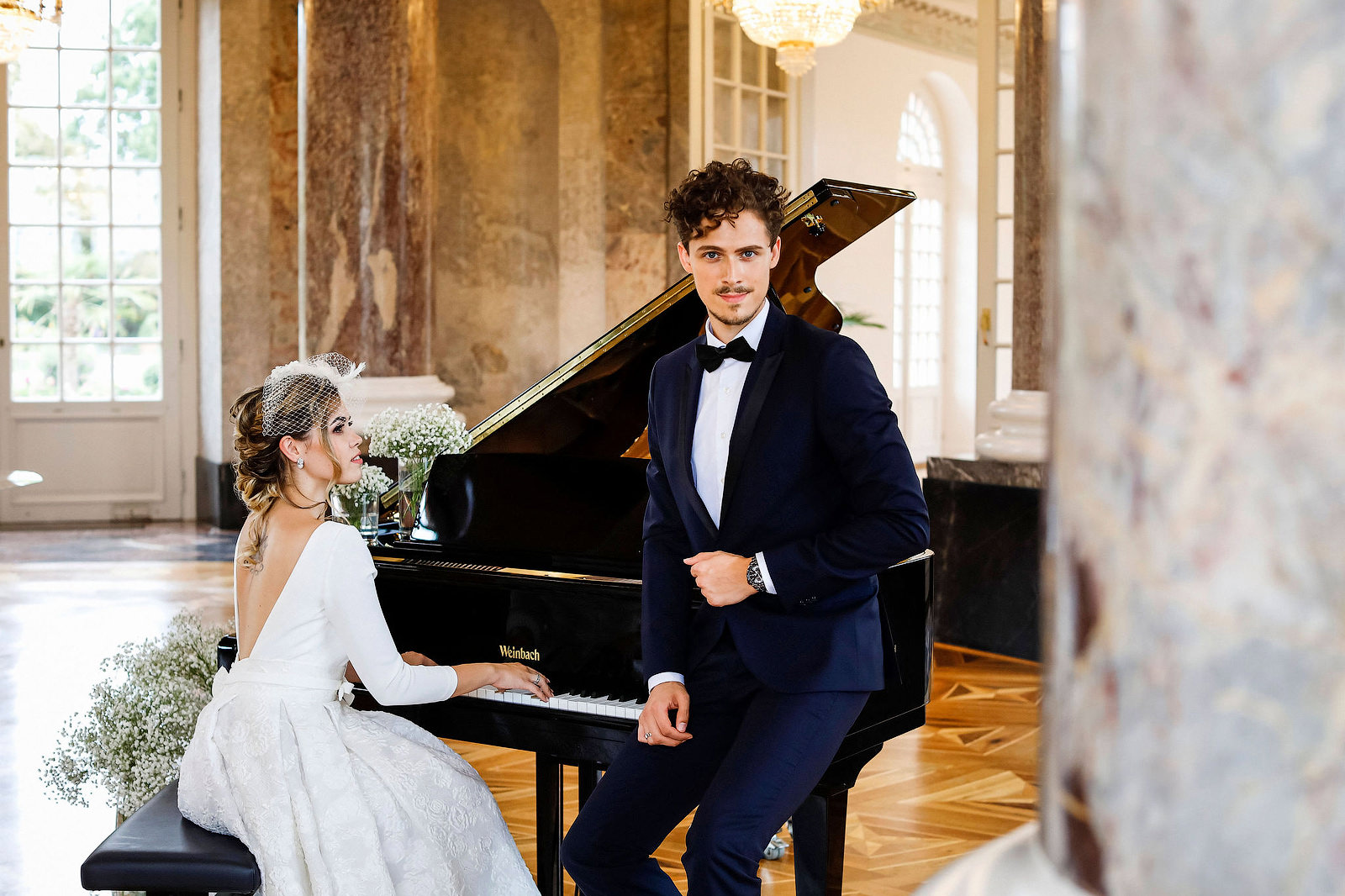 Standesamtliche Trauung im Schloss Biebrich mit Brautpaar am Klavier
