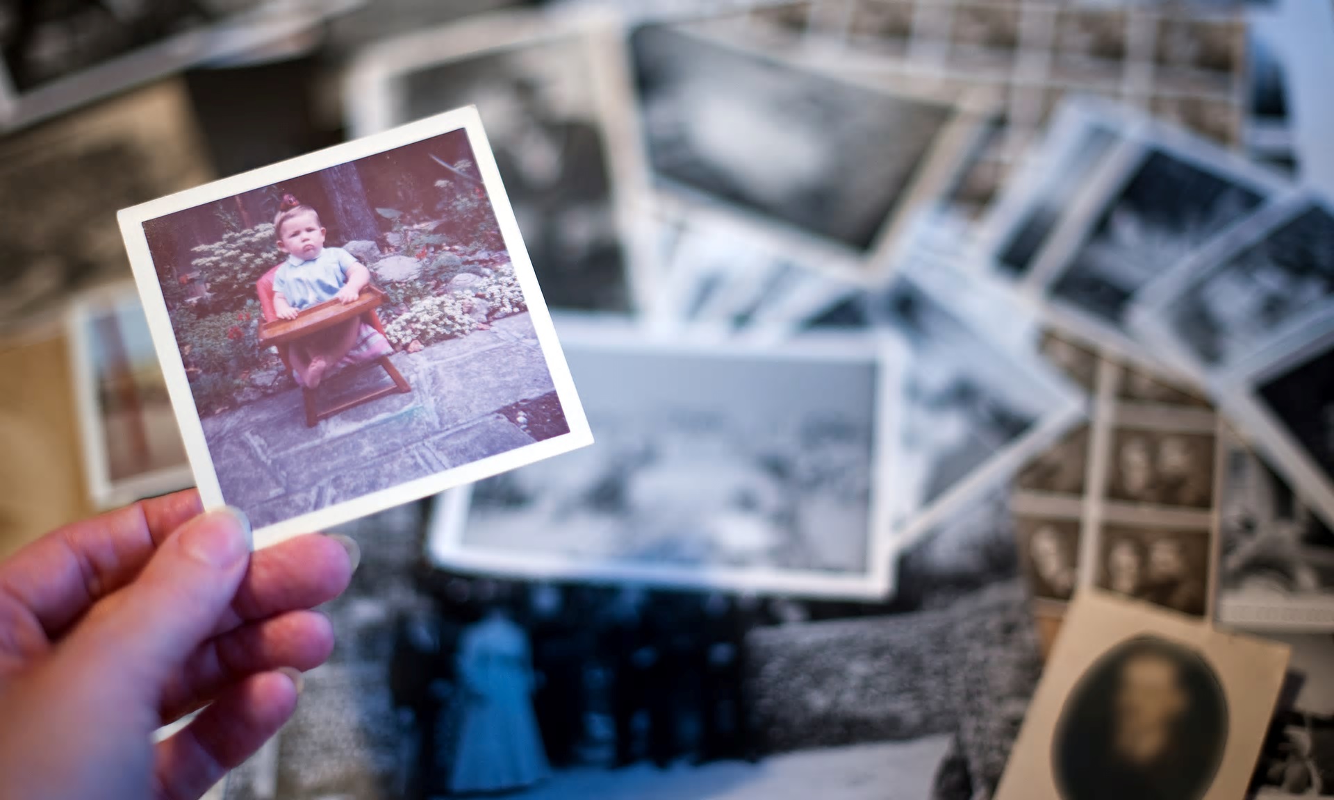 навивать воспоминаниями