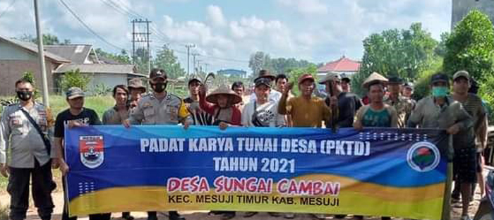 Jaga Kebersihan, Desa Sungai Cambai Laksanakan Program PKTD DD Bersih Saluran Sekunder