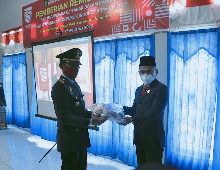 Rangkaian HUT RI Ke-75, Ketua DPRD Fajran Serahkan Masker Untuk Warga Binaan