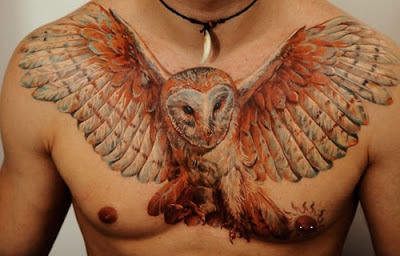 Tatuaje búho con las alas abiertas