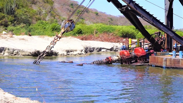 A paso lento dragado en laguna La Pastoría, Tututepec A paso lento dragado en laguna La Pastoría, Tututepec