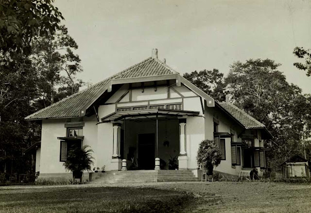 Rumah-J.-G.-Bijdendijk,-kepala-penambangan-timah-Bangka-ke-Muntok-Bijdendijk,-J.G-Circa-1929.jpg