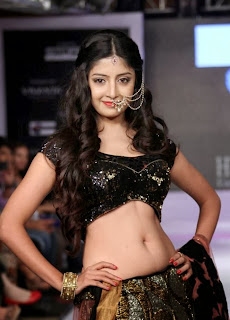 Poonam-Kaur-Hot-Navel-Show-at-HIFW-09.jp