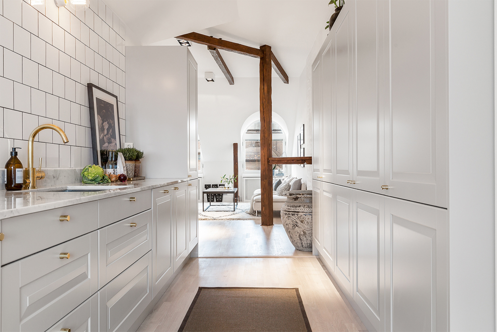 Buhardilla blanca con toques de madera - mcompany style