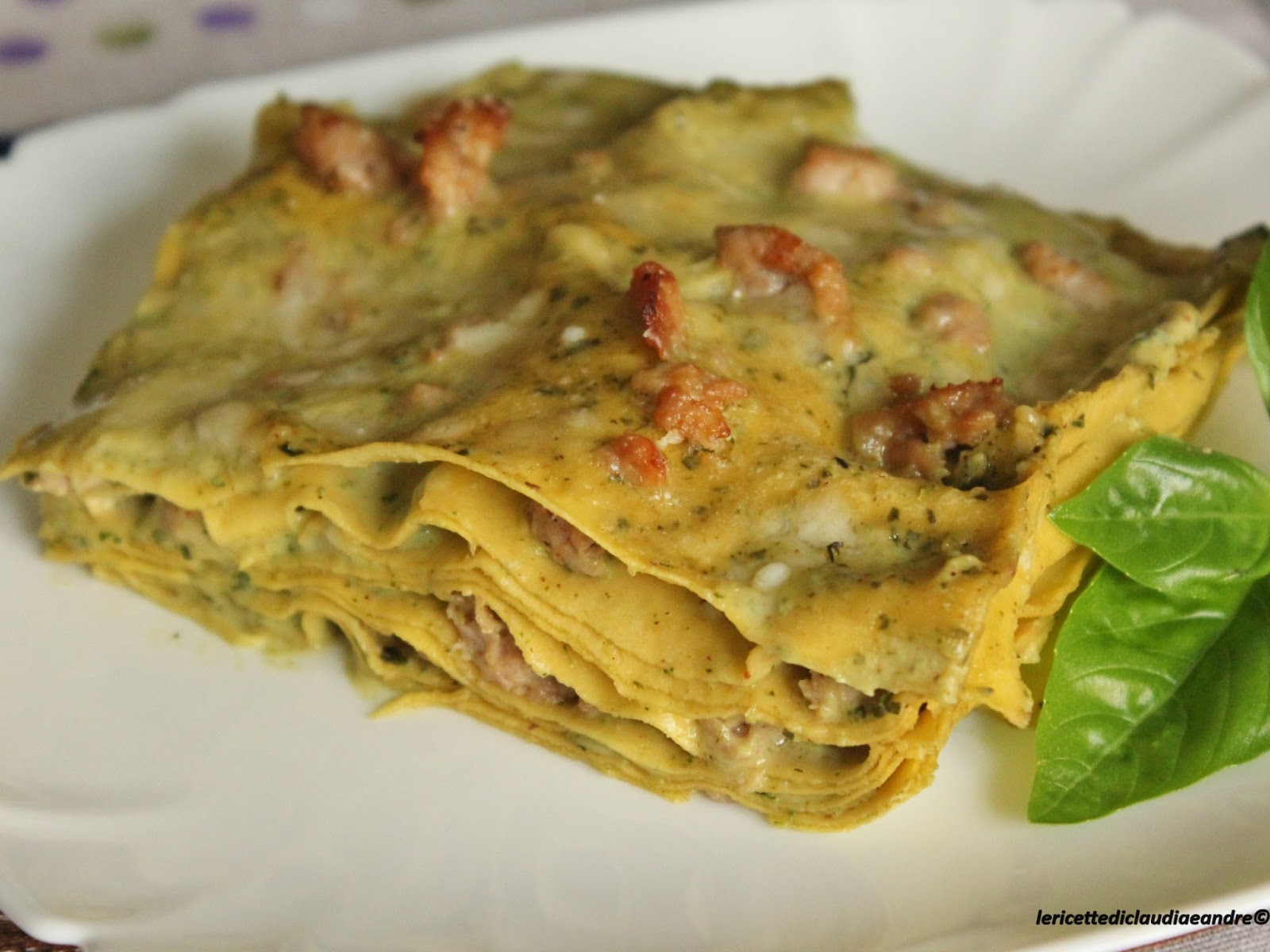 Lasagne con salsiccia e besciamella al pesto di basilico e noci