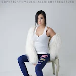 Kim Ha Yul – White Top And Jeans Foto 4