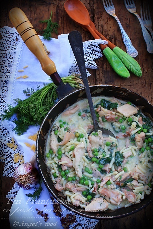 Pui frantuzesc cu mazare, spanac si paste gartene