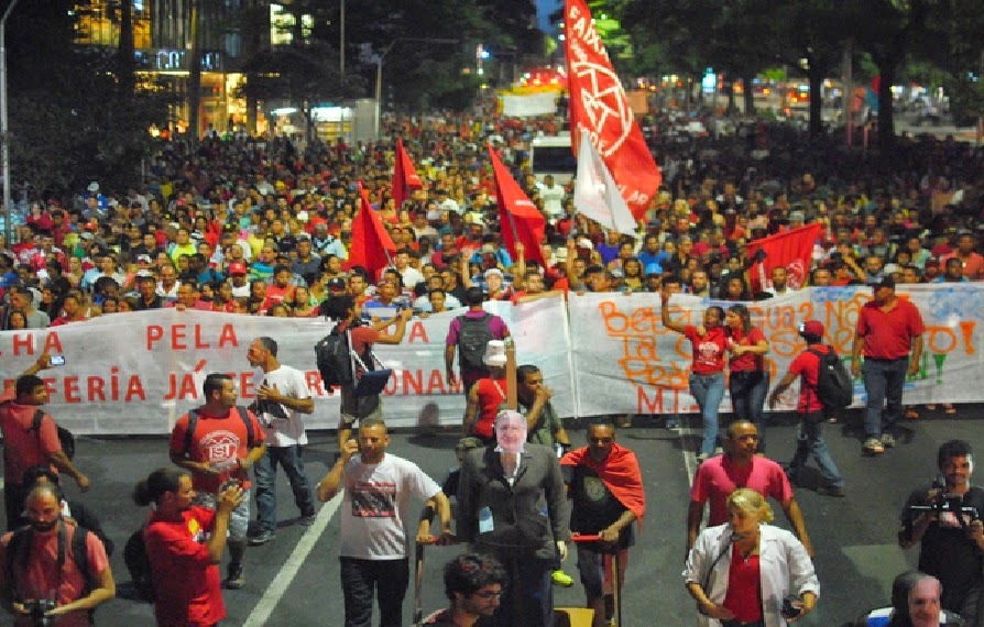 PROTESTO CONTRA FALTA D'ÁGUA REUNE 8 MIL SEM-TETO EM  São Paulo, DIZ PM