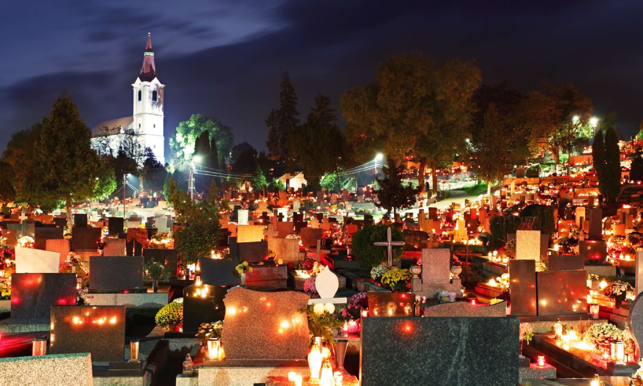 в сочельник на кладбище. свечи на кладбище в финляндии. новый год финляндия кладбище. кладбище в финляндии на рождество. в сочельник на кладбище.