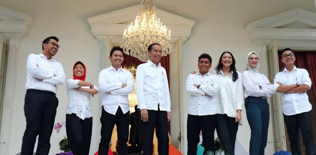 Tujuh Stafsus Milenial Jadi Bukti Politik Tak Cuma Diisi Senior Saja Tujuh Stafsus Milenial Jadi Bukti Politik Tak Cuma Diisi Senior Saja