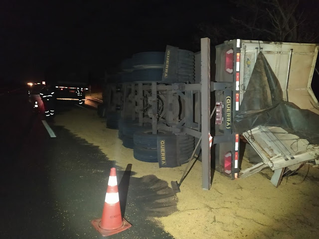 Tombamento de caminhão deixa motorista ferido e carga de soja espalhada por rodovia Tombamento de caminhão deixa motorista ferido e carga de soja espalhada por rodovia