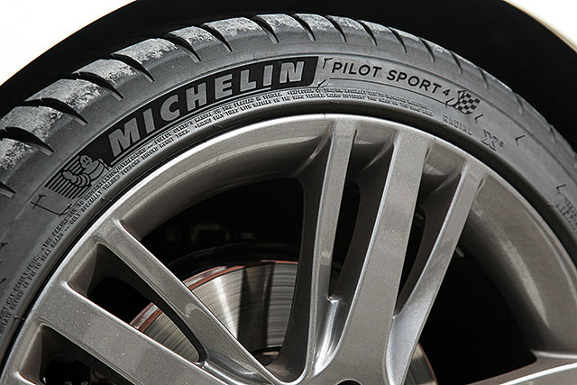 Pilot Sport 4巧妙地結合了賽道與公路兩者的綜合性能,讓駕駛可以享受到無與倫比的駕駛樂趣! Pilot Sport 4巧妙地結合了賽道與公路兩者的綜合性能,讓駕駛可以享受到無與倫比的駕駛樂趣!