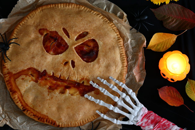 Мясной пирог с картофелем и сыром на Хэллоуин