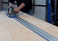 Using a saw guide with a circular saw