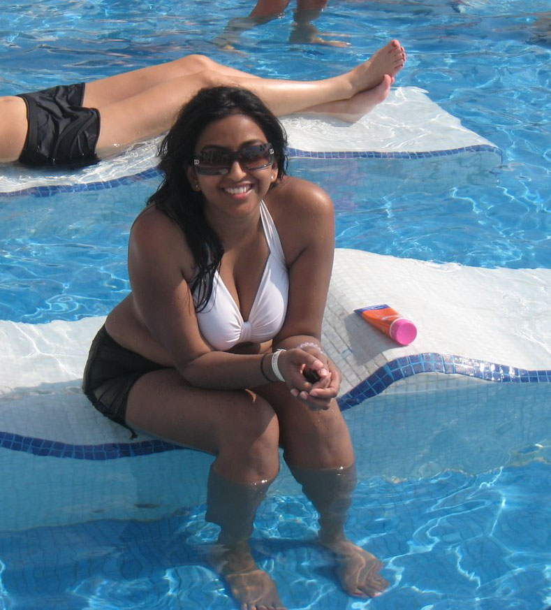 Me N My Likes Cleavage Show In Swimming Pool In