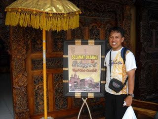 Me, after shopping at Erlangga 2, Denpasar Bali. Did you notice a small bag I am wearing on? That is my Kodak EasyShare Digital Camera Z812 IS. I took the camera with me to anywhere in Bali for capturing and recording. Photo by Syahrir Badulu