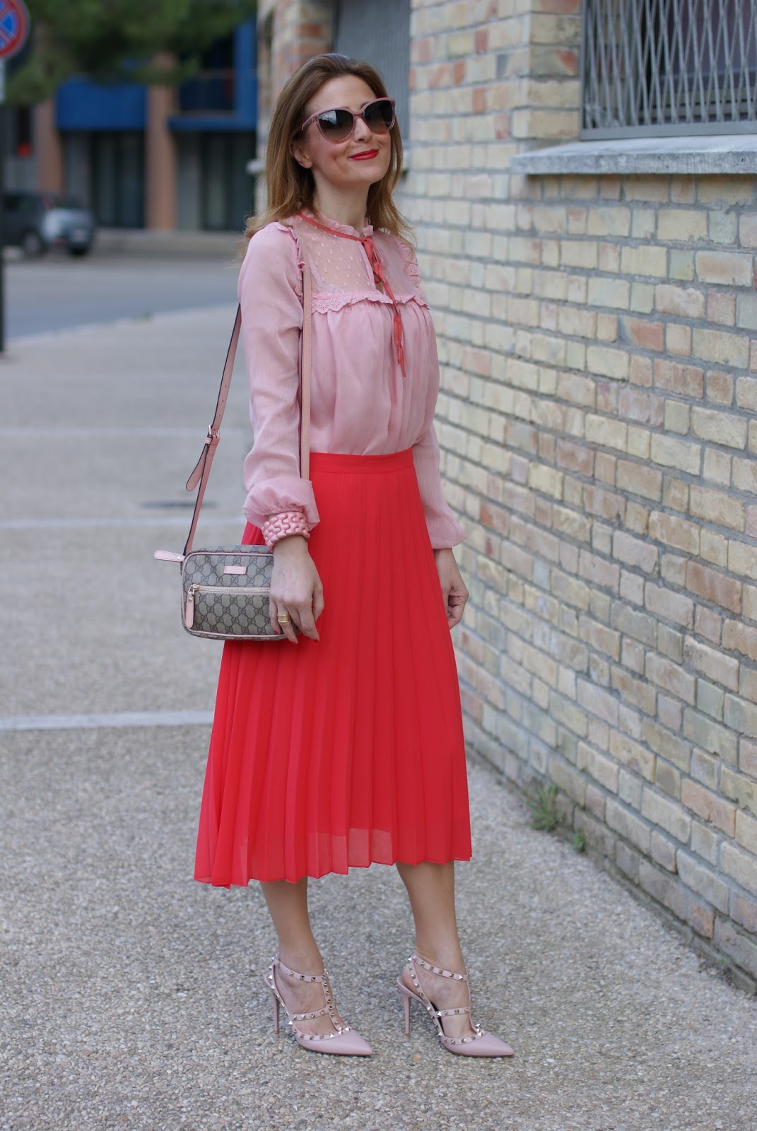 Gucci inspired outfit with low cost clothes, red pleated midi skirt and chiffon and lace pink shirt on Fashion and Cookies fashion blog, fashion blogger style