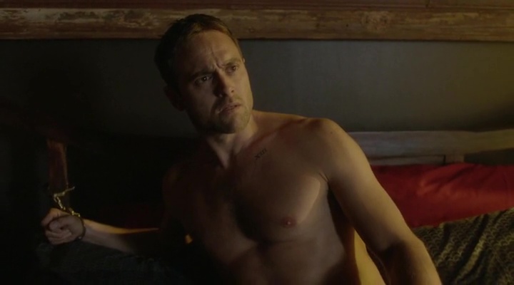 Stuart Townsend shirtless in XIII: The Series 2-09 "Pong" .