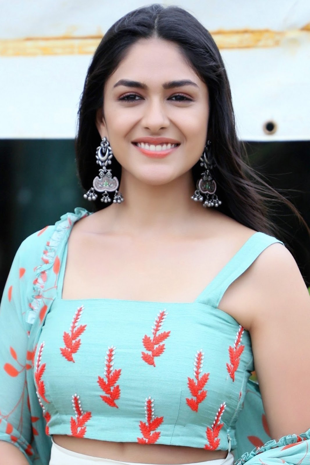 Mrunal Thakur Photos HD [20+]