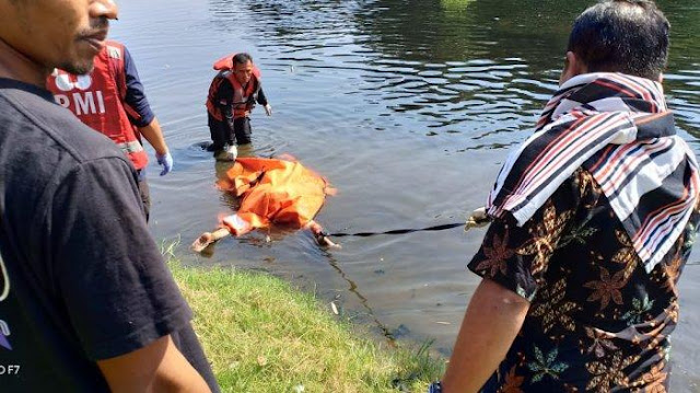 Ditemukan  Mayat Wanita Mengambang di Aliran Sungai Bengawan Solo Desa Cemeng Ditemukan  Mayat Wanita Mengambang di Aliran Sungai Bengawan Solo Desa Cemeng