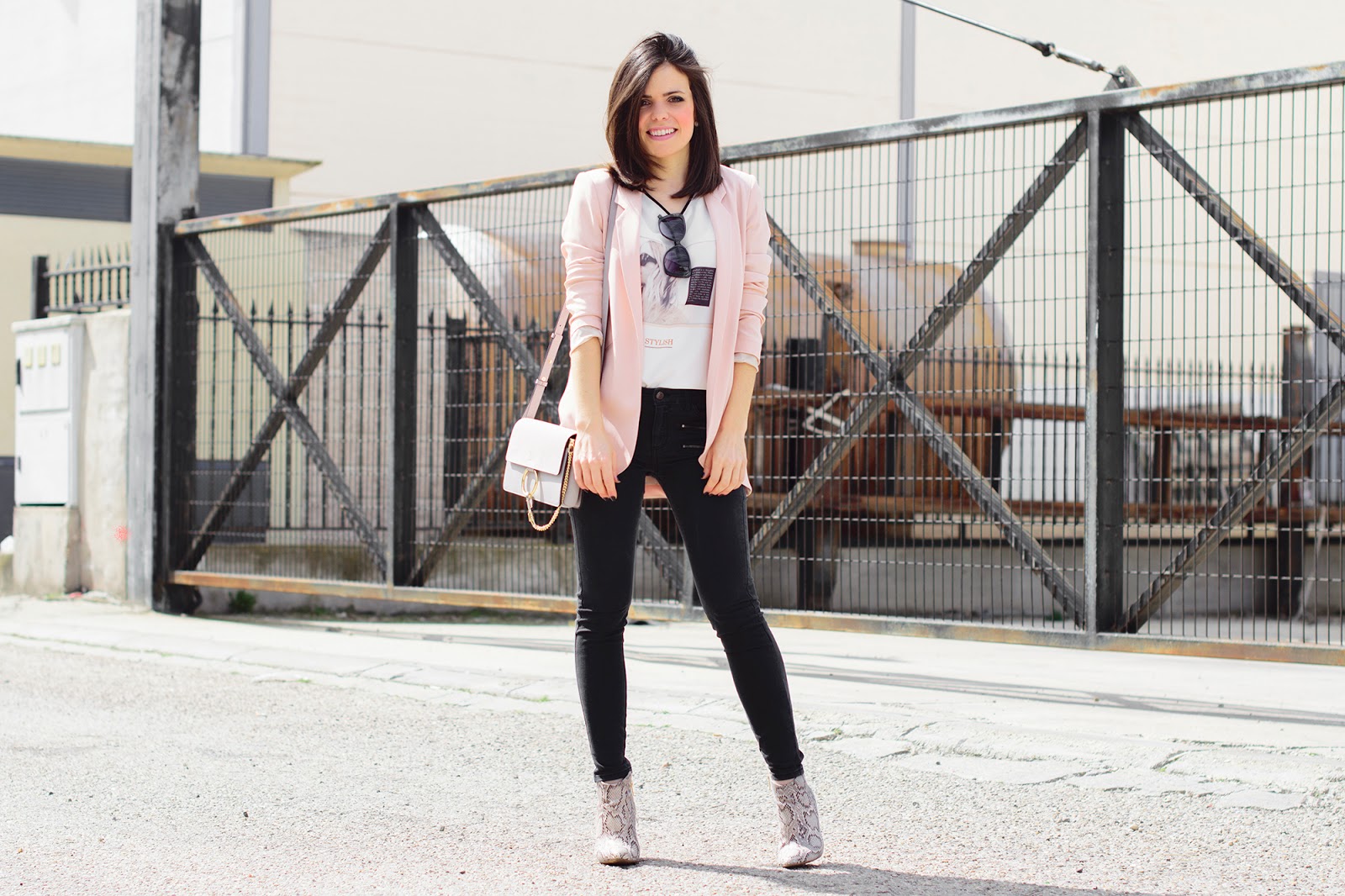 Look de ponteunostacones con blazer rosa de Zara y botines animalprint