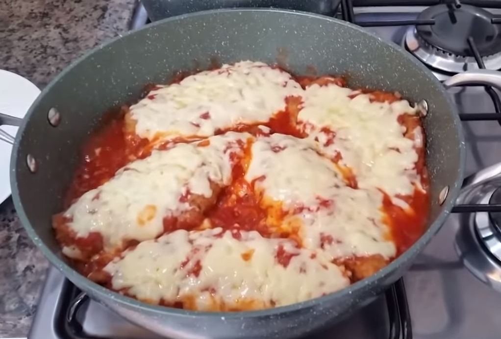 Como Fazer Linguiça De Frango Na Frigideira Filé de frango a Parmegiana na frigideira! Confira - casa e receitas