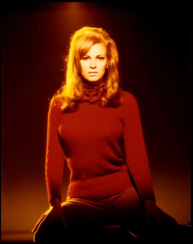 Color photos of young Raquel Welch  The classic beauty of the 1960s - 9
